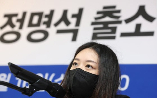 지난해 3월 16일 오후 서울 종로구 변호사회관에서 신도 성폭행 등의 혐의로 10년간 복역한 기독교복음선교회(JMS) 정명석 교주에게 출소 후 성폭력 피해를 입은 입 메이플 잉 퉁 후엔 씨가 기자회견을 열고 피해 관련 증언을 하고 있다.    [연합뉴스]
